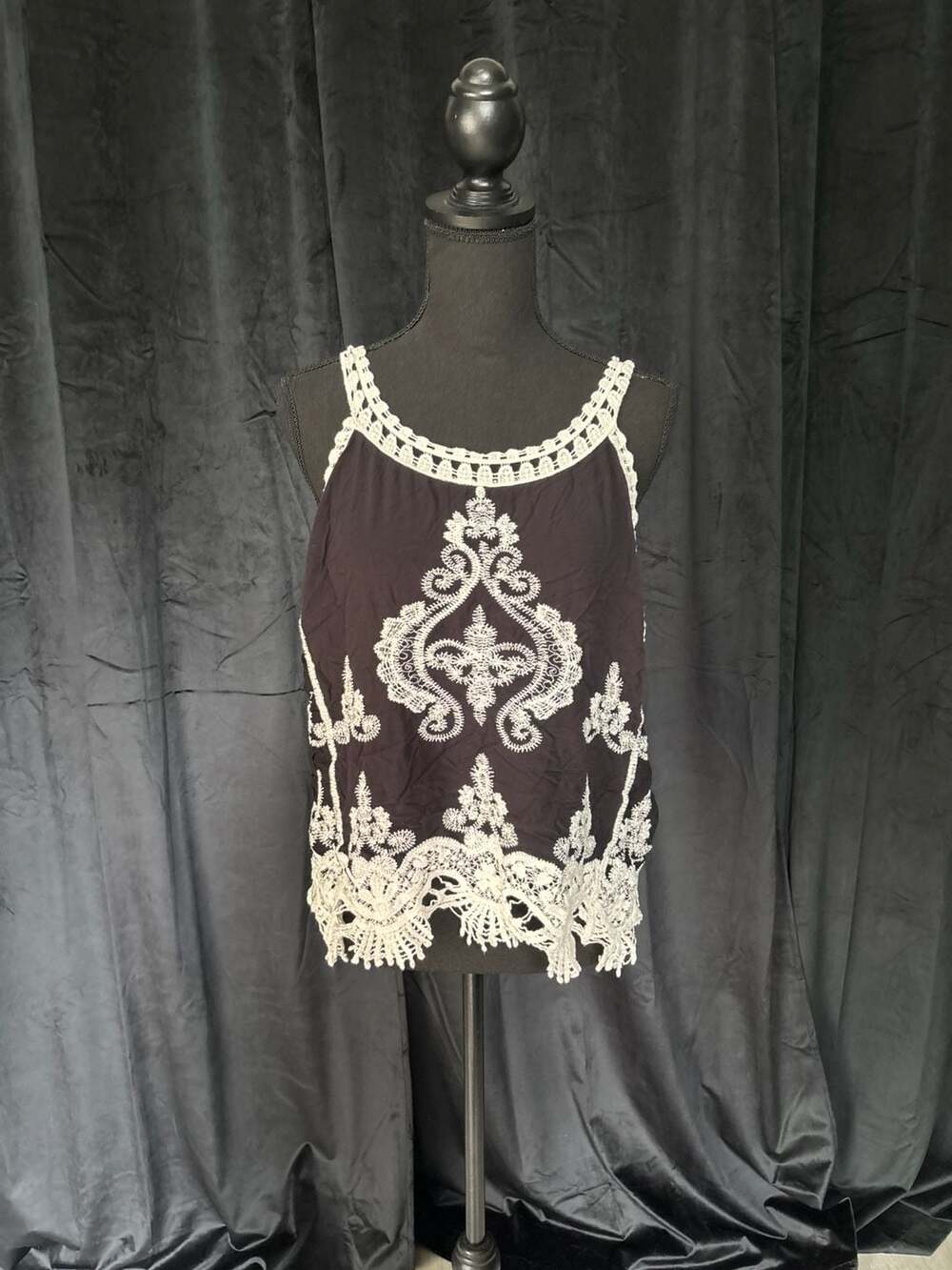 Black Embroidered Lace Trim Sleeveless Tank Top Size XL - Picture 2 of 7